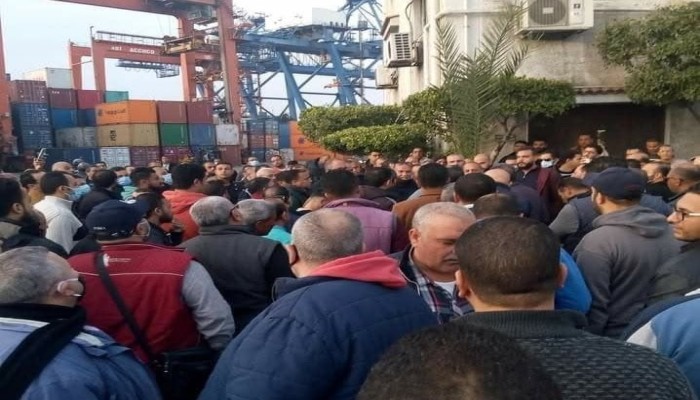 الإسكندرية للحاويات تحقق مع قيادي عمالي بعد إضراب بالشركة