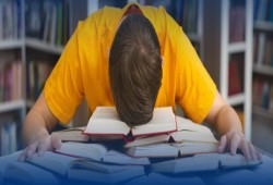 التقييمات المتلاحقة ترهق الطلاب وتحوّل إصلاح الامتحانات إلى ضغط نفسي مستمر