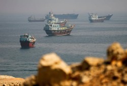 هجمات إيران تطارد ناقلات النفط.. وواشنطن تقلّص ساعات الحماية في هرمز