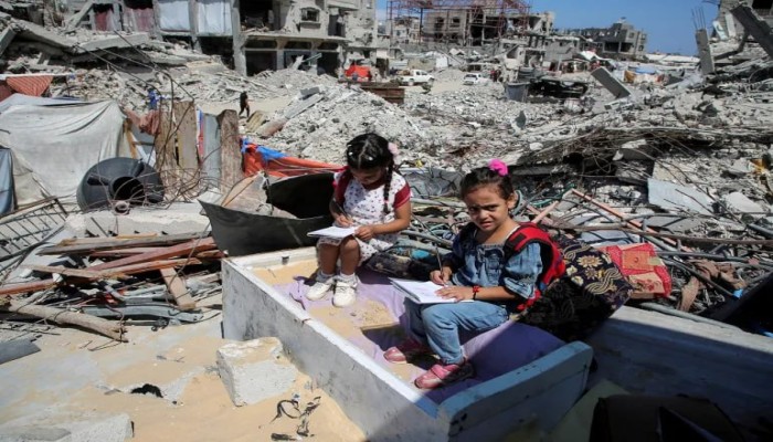 الاحتلال يسلب أطفال فلسطين مدارسهم ويترك مستقبلهم الدراسي بين الأنقاض
