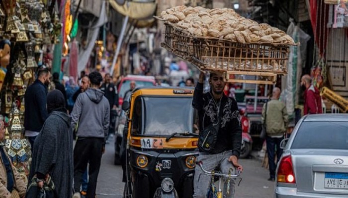 ارتفاع تكلفة الخبز عشرة أضعاف يفاقم معاناة المستبعدين من الدعم و35 مليون مصري تحت خط الفقر