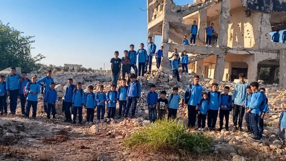 بالفيديو.. تلاميذ الشيخ زويد فوق أنقاض مدرستهم ويطالبون بإعادة بنائها