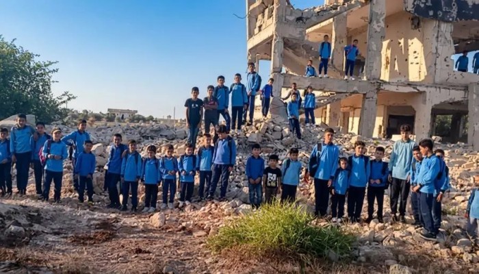 بالفيديو.. تلاميذ الشيخ زويد فوق أنقاض مدرستهم ويطالبون بإعادة بنائها