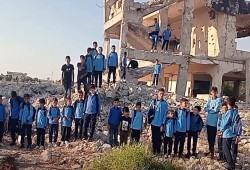 أطفال مدرسة النخلات يرددون النشيد فوق الركام ويفضحون وعود الحكومة بإعمار سيناء