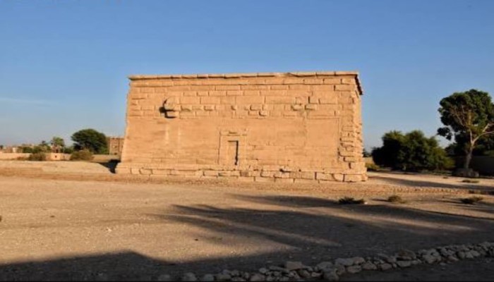 الإهمال يحاصر دير الشلويط "معبد إيزيس" عبر تراكم المخلفات وضعف الترويج لأهم وجهة سياحية بقلب صحراء البر الغربي بالأقصر