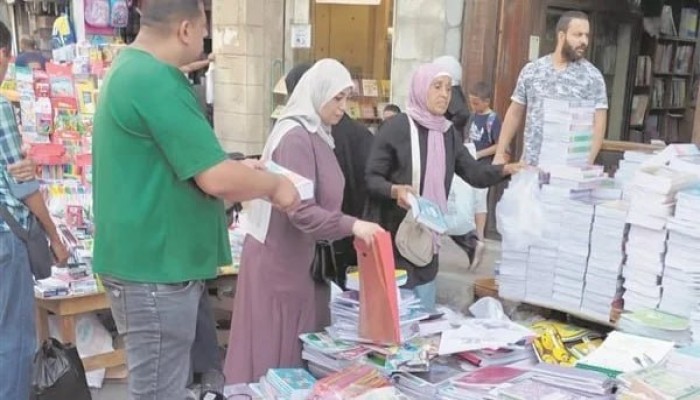 موسم المدارس يرهق الأسر وفاتورة المستلزمات تقفز من الكراسة والزمزمية إلى شنطة بـ1500 جنيه