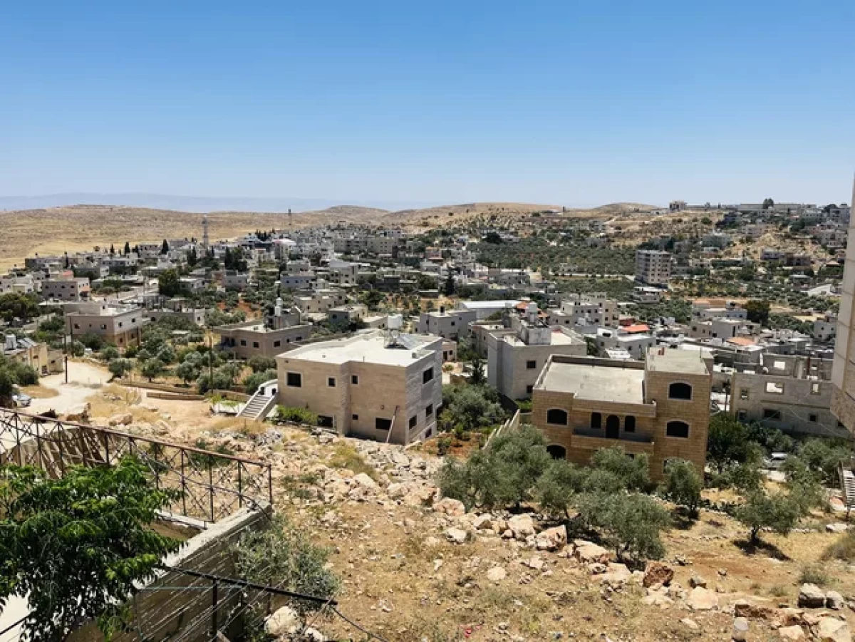 المنصة || مستوطنون بملابس الرعاة.. قرية المغير بالضفة الغربية تحت حصار واعتداءات يومية
