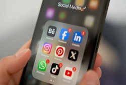 تقييد وصول الأطفال للسوشيال ميديا تتحول إلى بوابة هوية رقمية تهدد خصوصية الجميع