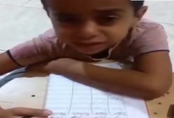 فيديو || طفل بالصف الأول الابتدائي يبكي تحت وطأة الدروس وحقيبة المدرسة يفضح قهر الطفولة داخل منظومة تعليمية تستنزف الصغار