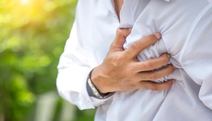 حين يتحدث القلب بطرق مختلفة.. 5 أعراض قد تخفي وراءها حكاية