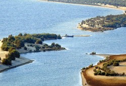 صيادون يستغيثون لإنقاذ بحيرة وادي الريان من الصيد الجائر وإغلاق الطريق واستنزاف الثروة السمكية