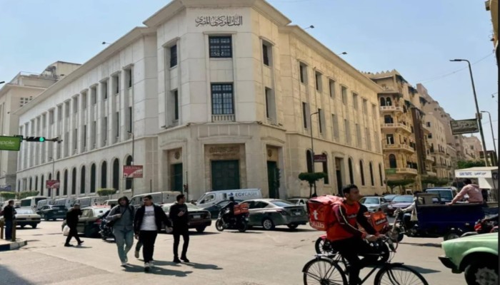 تثبيت الفائدة عند 19% يحاصر مدخرات المصريين بين التضخم وتآكل قيمة الجنيه