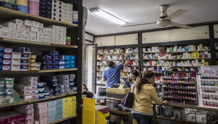 الدواء يختفي والأسعار تستنزف الأسر .. مرضى مصر بين نواقص السوق واختناقات التوريد ونقص الدولار