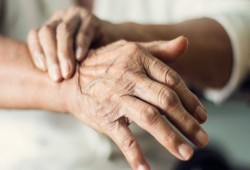 رائحة سرة البطن علامة تحذير مبكرة لمرض باركنسون