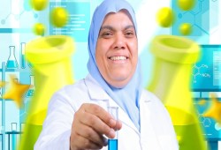 ميس منى.. معلمة الكيمياء التي سكنت قلوب طلابها (فيديو)