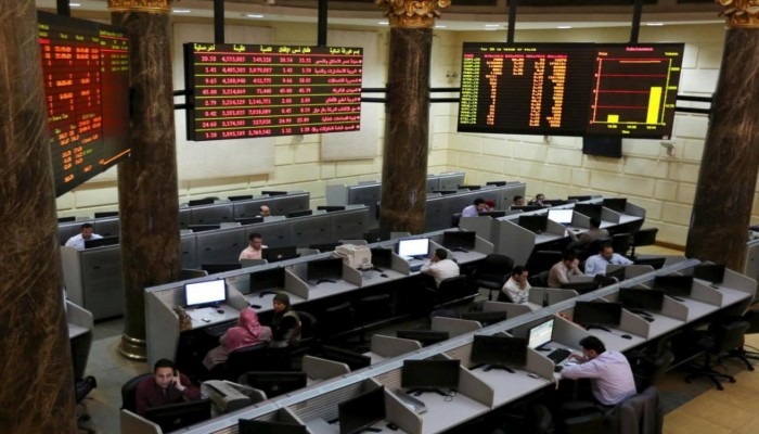 100 مليار جنيه تتبخر من البورصة المصرية.. وهبوط عنيف يدفع الأسهم السبعينية إلى قلب موجة الخسائر