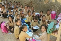 افتراش تلاميذ مدرسة بالشرقية يثير غضب رواد وسائل التواصل.. والتعليم ترد
