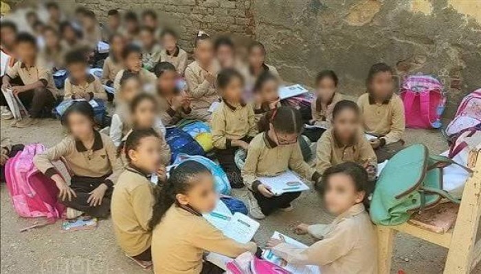 افتراش تلاميذ مدرسة بالشرقية يثير غضب رواد وسائل التواصل.. والتعليم ترد