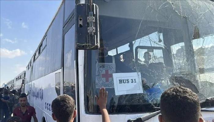 وصول 16 معتقلًا فلسطينيًا مفرجًا عنهم من سجون الاحتلال إلى غزة
