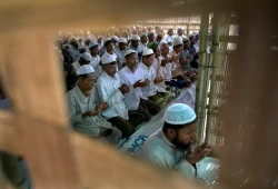 مُنعوا من ترميم مساجدهم.. فانهارت فوق المصلين.. زلزال ميانمار يكشف مأساة سبقت الكارثة