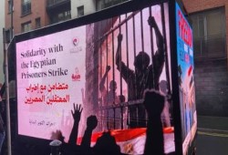 شاهد/  شاحنة تضامنية تجوب مانشستر في بريطانيا لدعم إضراب معتقلي مصر