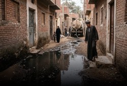 مساكن المطمر بأسيوط تغرق في مياه الصرف الصحي وسط مخاوف من انهيار المنازل وانتشار الأمراض