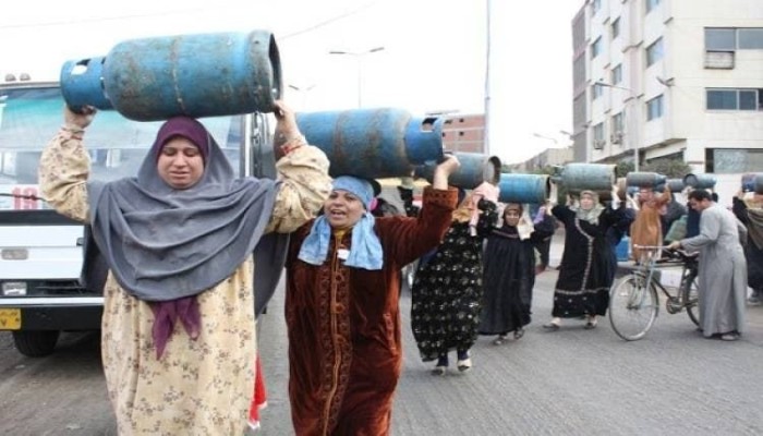 أزمة أسطوانات الغاز تتفاقم بالمحافظات وترقب لزيادة الوقود