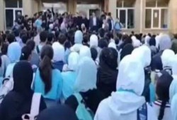 بالفيديو.. احتجاجات أذربيجان تتصاعد بسبب حظر الحجاب بالمدارس