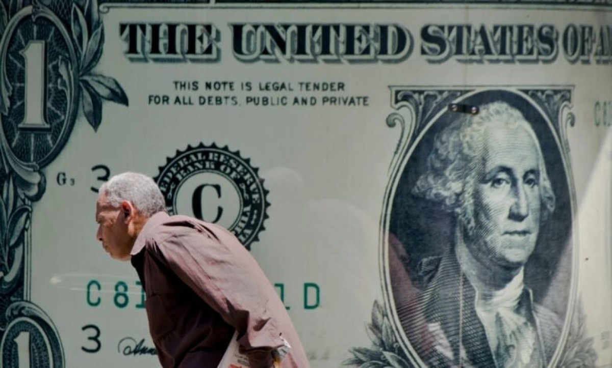 الدولار يكسر حاجز 53 جنيهًا.. ومخاطر الديون تبتلع تدفقات الـ 47.3 مليار دولار