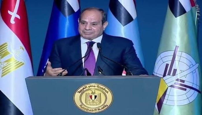خبراء يفندون تصريحات التعهد بعدم الترشح.. السيسي يهندس خديعة المغادرة المؤجلة وخطة إدارة الدولة من خلف الستار العسكري