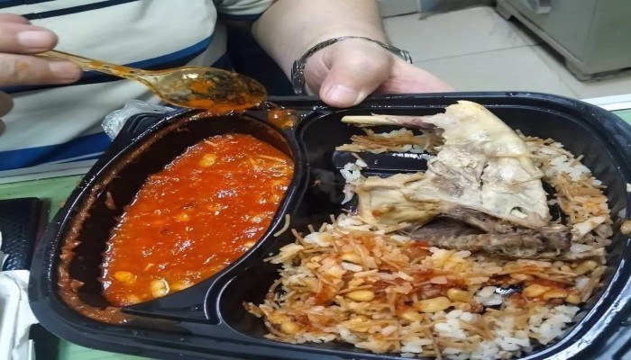 صراصير في وجبات المرضى بسوهاج.. فساد التوريد وانهيار الرقابة يحاصران مستشفيات التأمين الصحي