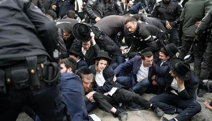 تحت شعار "سنموت بدلًا من التجنيد".. صراع نتنياهو و«الحريديم» يعصف بجيش الاحتلال بعد تهرب 110 آلاف من الخدمة بالجيش
