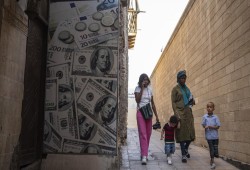 الدولار يتخطى الـ 54 جنيهًا في البنوك المصرية وسط تفاقم الأزمات الاقتصادية
