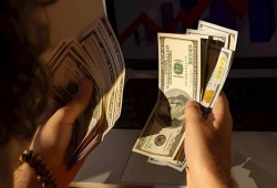 الدولار يتخطى 54 جنيهاً بالبنوك وينذر بكارثة معيشية