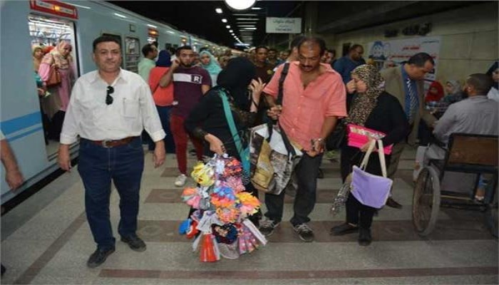 مترو الأنفاق سويقة وحكومة الانقلاب تحاصر الركاب بالفوضى والباعة بالبيروقراطية