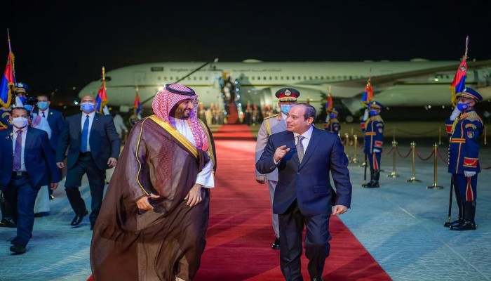 نون بوست || كيف توازن مصر بين دعم الرياض وتجنب حرب إقليمية أوسع؟
