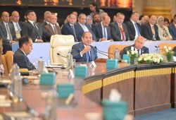 السيسي يحتفل بالإنجازات والحكومة تحجب أرقام الفقر وتتهرب من غلاء المعيشة والديون