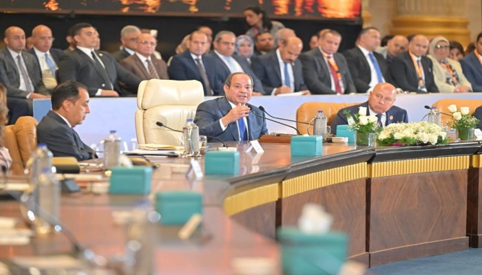 السيسي يحتفل بالإنجازات والحكومة تحجب أرقام الفقر وتتهرب من غلاء المعيشة والديون