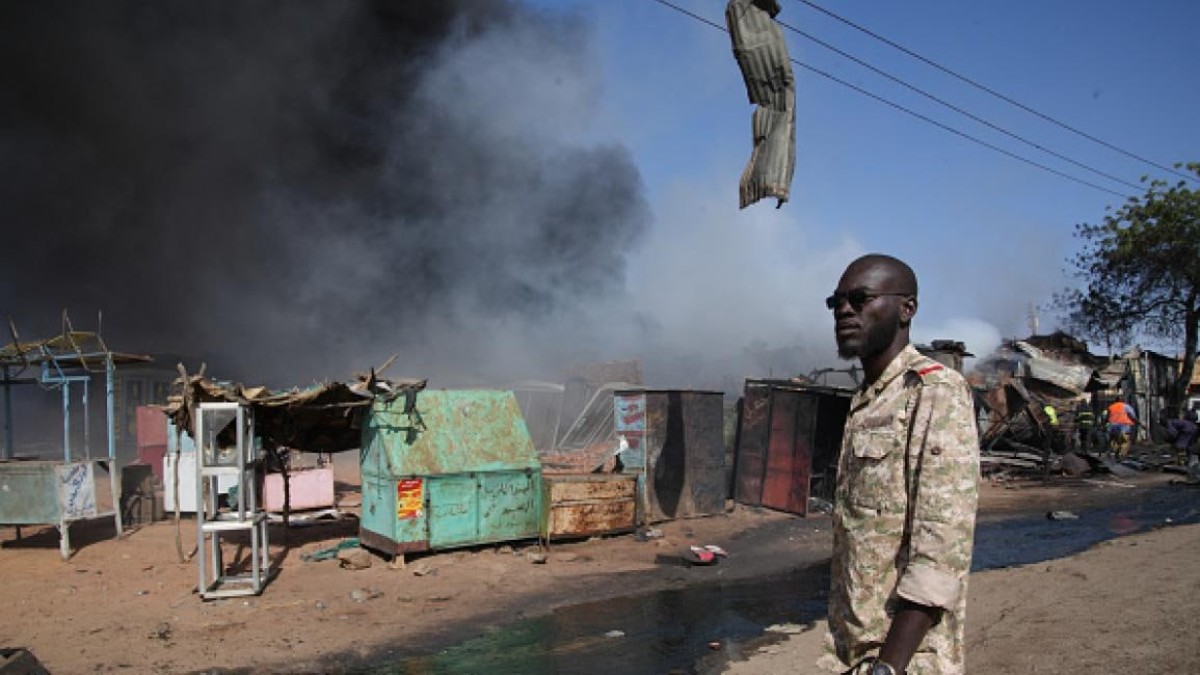 السودان : البرهان يهاجم القوى السياسية ويرفض التفاوض قبل وضع السلاح.. و 153 قتيلًا بمجزرة سوق أبيي