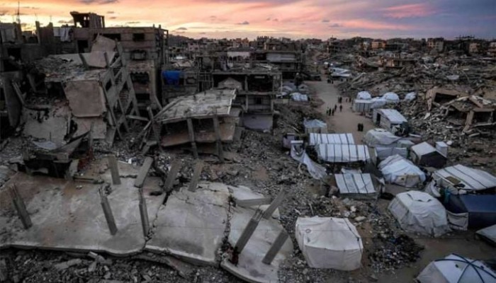 قصف مدرسة تؤوي نازحين في خان يونس وتفجيرات تطال مباني سكنية بغزة واعتقالات بالضفة