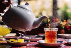 الشاي الأسود يتربع على عرش صحة القلب.. والعرقسويس يحمل مخاطر خفية