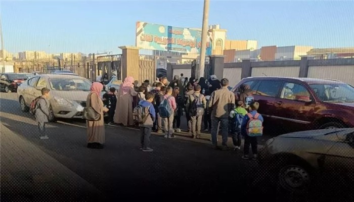 رحلة الموت اليومية.. أطفال حي بحدائق أكتوبر يواجهون خطر الدهس أمام بوابات المدارس
