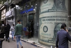 سقوط تاريخي للجنيه أمام الدولار.. أي جحيم ينتظر أسعار السلع في مصر؟