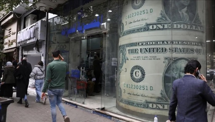سقوط تاريخي للجنيه أمام الدولار.. أي جحيم ينتظر أسعار السلع في مصر؟