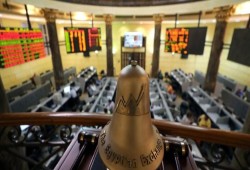 تخبط السياسات الاقتصادية يعمق جراح البورصة المصرية ويكسيها باللون الأحمر عدة جلسات