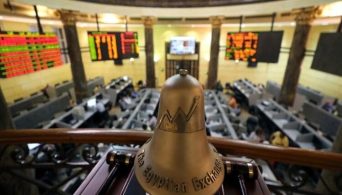 تخبط السياسات الاقتصادية يعمق جراح البورصة المصرية ويكسيها باللون الأحمر عدة جلسات