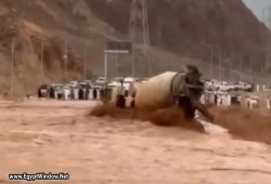 بالفيديو.. السيول في نويبع تجرف سيارة وتغلق الطريق أمام المركبات