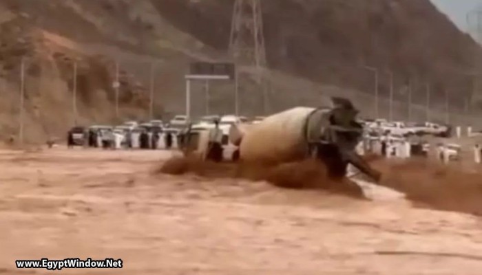 بالفيديو.. السيول في نويبع تجرف سيارة وتغلق الطريق أمام المركبات