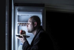 كيف يؤثر تناول الطعام قبل النوم على صحة الكبد؟