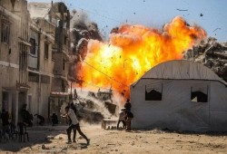 عدوان متزامن.. دماء جديدة في غزة وحصار وتهجير واعتداءات استيطانية بالضفة